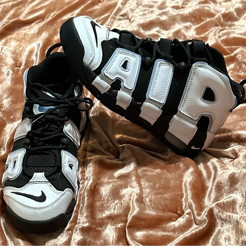 Nike Black/White uptempo 7y (Boys)